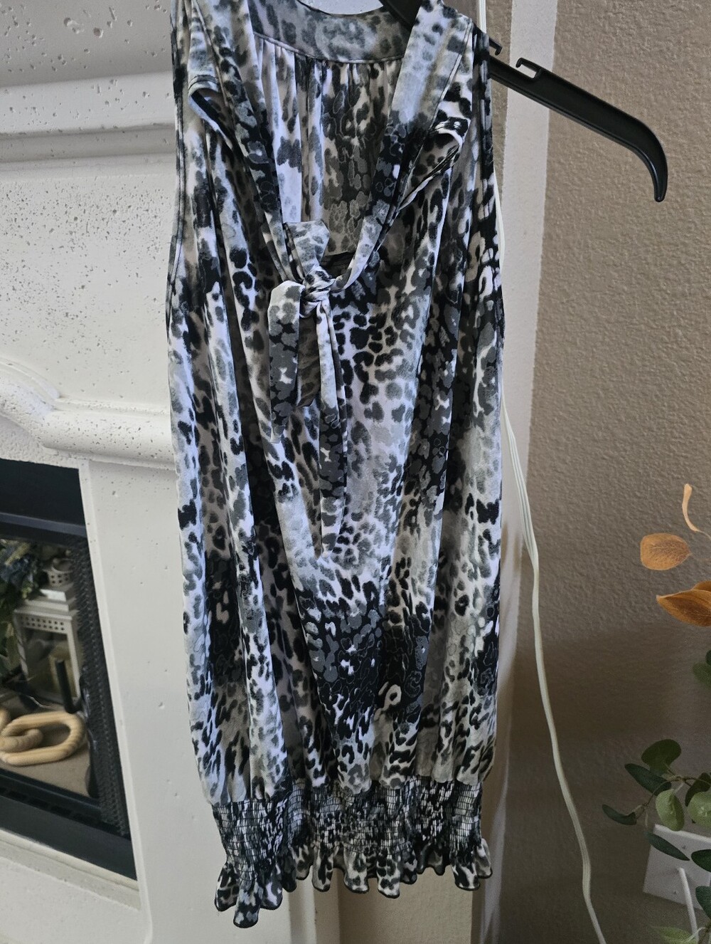 Sleeveless Animal Print Tie-Neck Top — Black & White Sz.M.